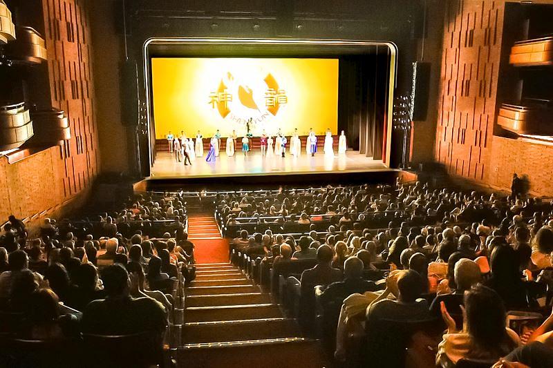 Shen Yun New York Company u prepunoj dvorani pozorišta Bradesco u Sao Paulu popodne 18. marta. Kompanija je izvela sedam predstava u Sao Paulu od 17. do 22. marta. (The Epoch Times)