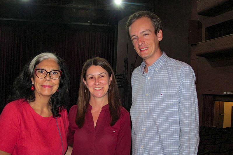 Estela Endlich (u sredini), direktorica Odjela za obrazovanje grada Curitiba, i njene kolege Margareth Calds Fuchs (lijevo) i Guilherme Sell (desno) na Shen Yun nastupu u Curitibi 24. marta (The Epoch Times)