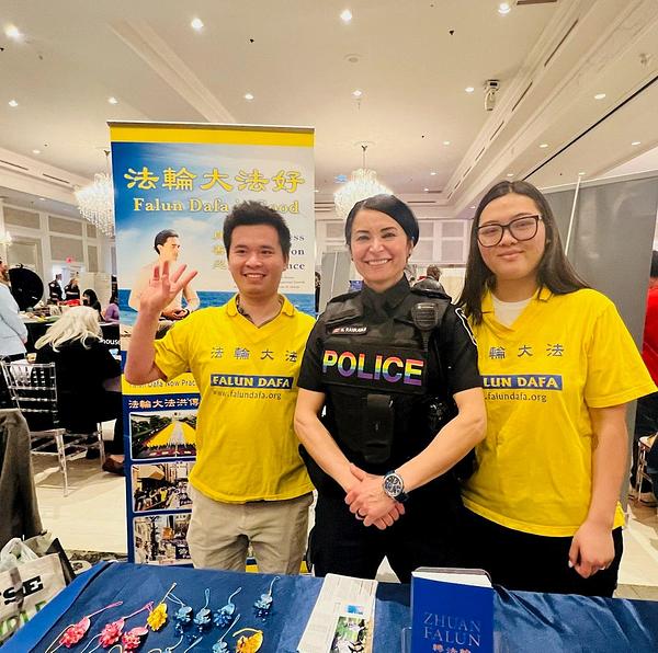  Službenica regionalne policije Jorka došla je da iskaže svoju podršku vrednostima Falun Dafe i naporima praktikanata da okončaju progon.