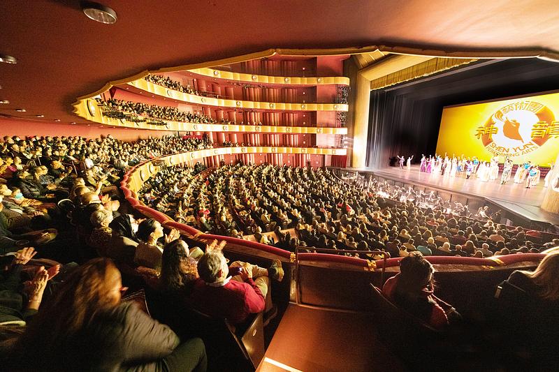 Shen Yun Global Ansambl u The David H. Koch kazalištu u Lincoln Centru u New Yorku 8. travnja. Ansambl je predstavio šest predstava (uključujući jednu dodatnu) u Lincoln Centru od 6. do 9. travnja, sve pred punim dvoranama. (The Epoch Times) 