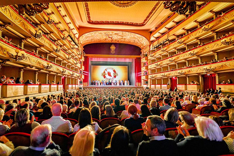 Shen Yun New York Ansambl u Teatro Verdi u Firenci, Italija, 9. travnja. Ansambl je predstavio tri izvedbe u Firenci od 9. do 10. travnja, sve pred punim dvoranama. (The Epoch Times) 