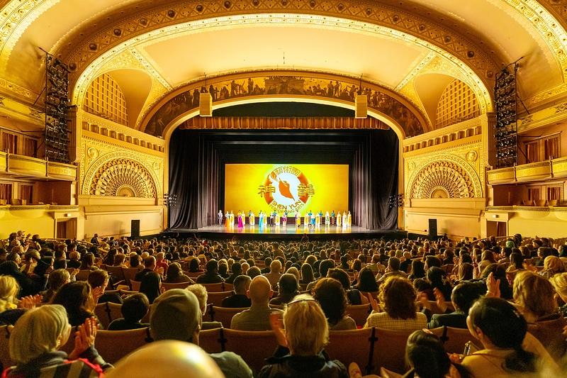 Shen Yun North America Ansambl u Auditorium Theatre u Chicagu, Illinois, 9. travnja. Ansambl je predstavio tri izvedbe u Chicagu od 7. do 9. travnja. (The Epoch Times) 