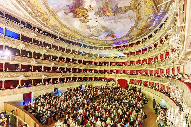 Shen Yun New York Ansambl u prepunom kazalištu u Teatru Donizetti u Bergamu, Italija, 6. travnja (The Epoch Times) 