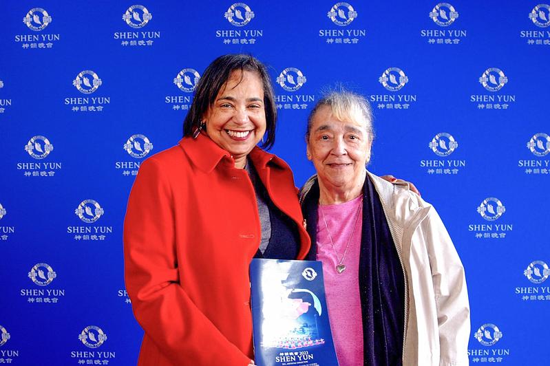 Victoria Woodards, gradonačelnica Tacome, Washington, i njezina majka na predstavi Shen Yun u Seattleu, Washington, 8. travnja