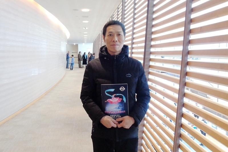 Gospodin Qi, nedavni imigrant iz Kine, na nastupu Shen Yuna u Torontu, Kanada, 9. travnja (The Epoch Times)