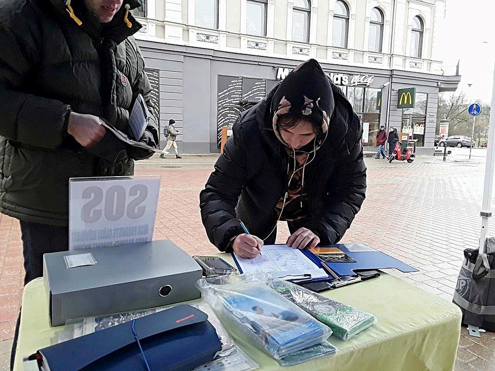  Prolaznici se informiraju o progonu Falun Dafa i potpisuju peticiju kojom se poziva na njegovo okončanje.