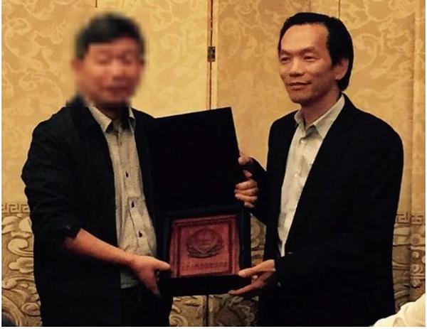  Nakon posete kineskog lidera Si Đinpinga Sjedinjenim Državama 2015, Lu (desno) dobija plaketu od MJB. (Izvod iz optužnice)