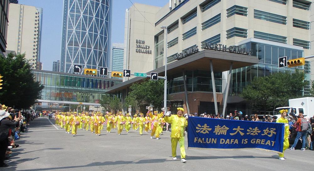  Falun Dafa praktikanti nastupaju na 111. Calgary Stampede paradi dana 7. srpnja, 2023, kao dio Tian Guo marširajućeg benda, broda i bubnjarskog tima. Grupa je oduševljeno dočekana i pozdravljana uzduž mimohodne rute.