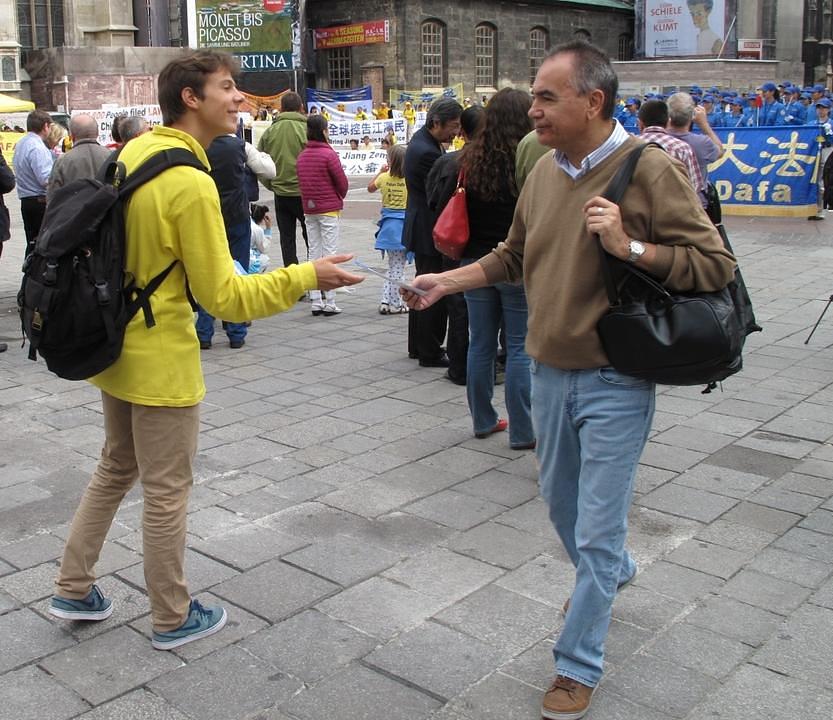 Raymong dijeli informacije o Falun Gongu na Bečkom Stephansplatzu, 19. septembra 2015. godine.