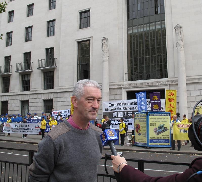 John Dee, potpredsjednik Evropskih prijatelja Falun Gonga