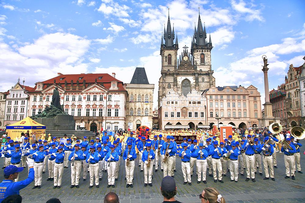 Praktikanti su održali skup 22. srpnja u Staroměstské náměstí u Pragu