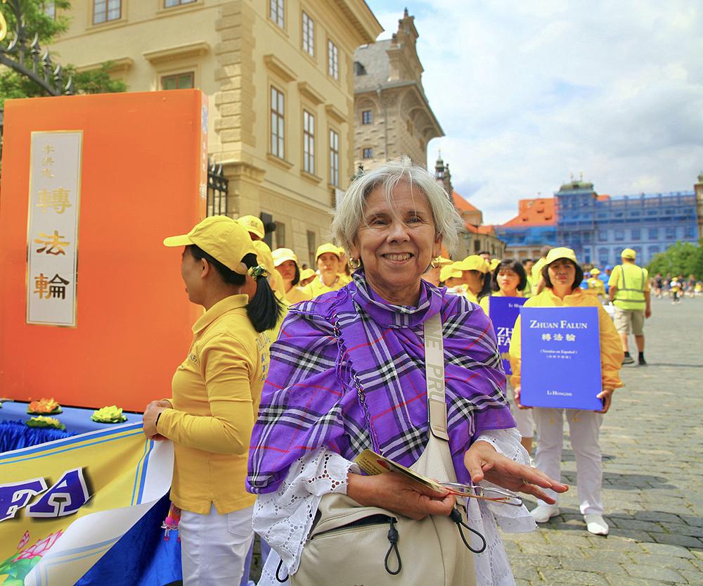 Julia, turistica iz Argentine, kaže da „Falun Dafa izgleda nevjerovatno.“