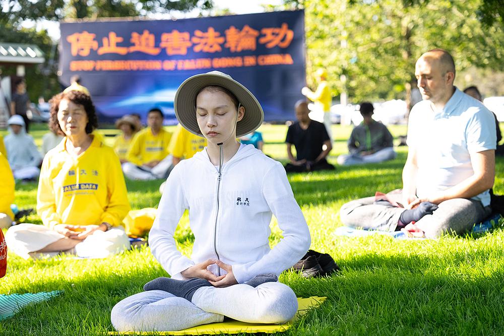Praktikanti demonstriraju Falun Dafa vježbe