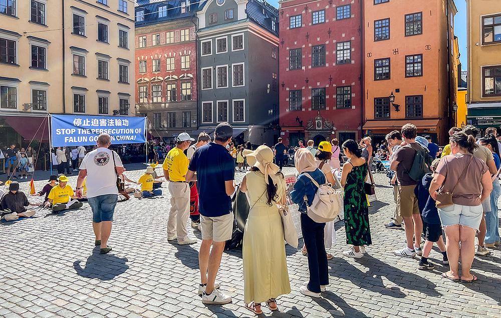 Falun Dafa praktikanti održavaju informativni događaj ispred Muzeja Nobelove nagrade u Stockholmu.