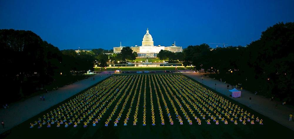  Bdenje pod svećama preko 1.500 Falun Gong praktikanata uveče 20. jula između Kapitol Hila i spomenika Vašingtonu