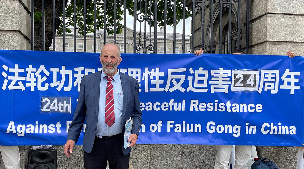 Zamjenik Danny Healy-Rae podržava Falun Gong. 