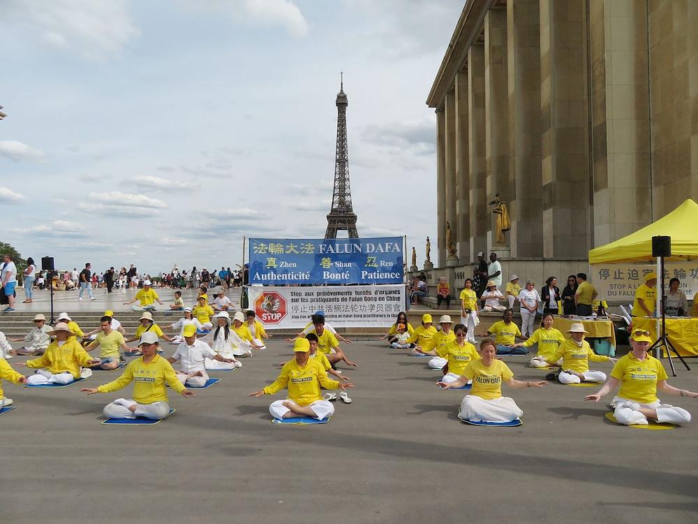 Falun Gong praktikanti u Parizu održali skup povodom 24. obljetnice progona prakse u Kini, pozivajući ljude svijeta da ga pomognu zaustaviti.
 