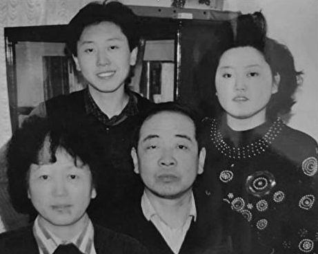 G. Hou Lijun (gore lijevo), njegova majka gđa. Kang Shuqin (niže lijevo), otac (niže desno) i sestra (gore desno) 