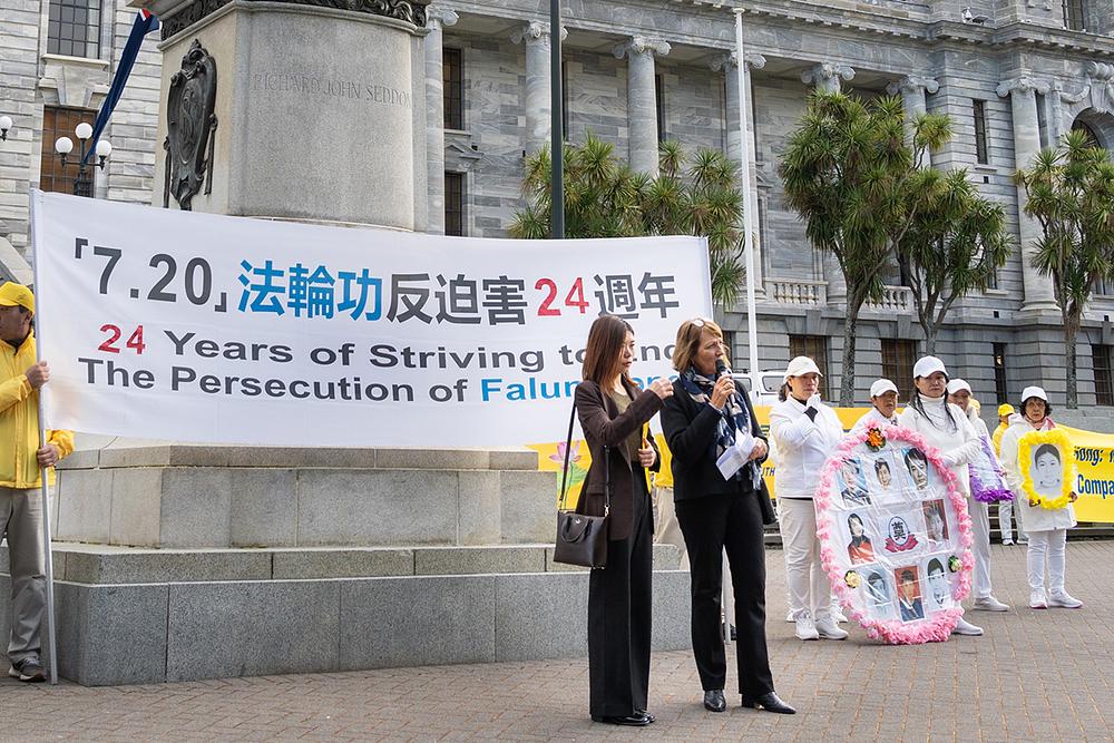  Margo MacVicar (desno) govori na skupu ispred zgrada novozelandskog parlamenta.