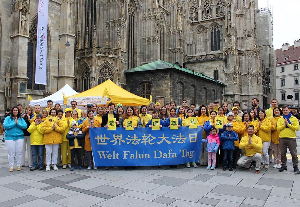  13\. maja 2023. Falun Dafa praktikanti  iz Austrije proslavili su 31. godišnjicu javnog predstavljanja Falun Dafe i poželeli osnivaču Dafe, Učitelju Liju srećan rođendan.