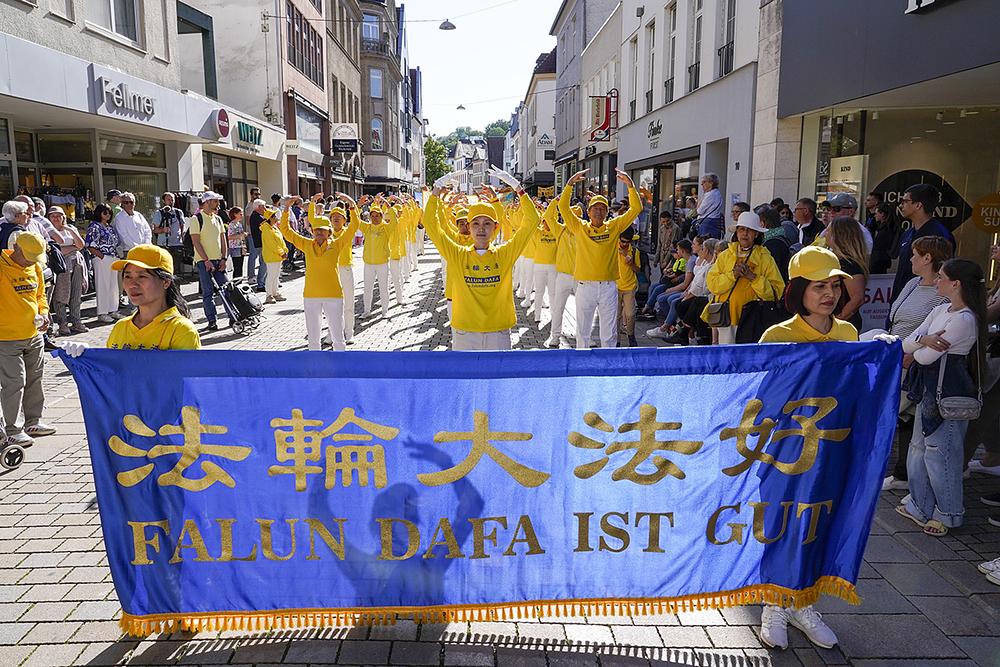  Praktikanti demonstriraju vežbe Falun Dafe.