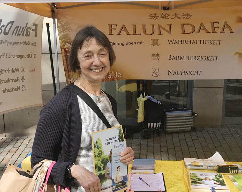  Ursula je rekla da će preneti informacije o Falun Dafi svojim prijateljima i porodici.
