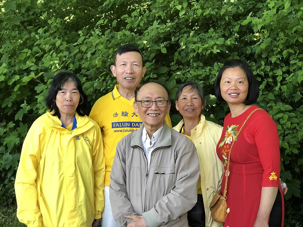  Phan Nguien (u sredini) i vijetnamski Falun Dafa praktikanti