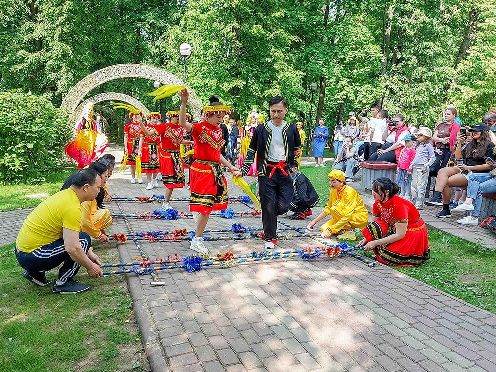 Praktikanti paradiraju u Centralnom parku Vidnoye blizu Moskve 27. maja 2023.