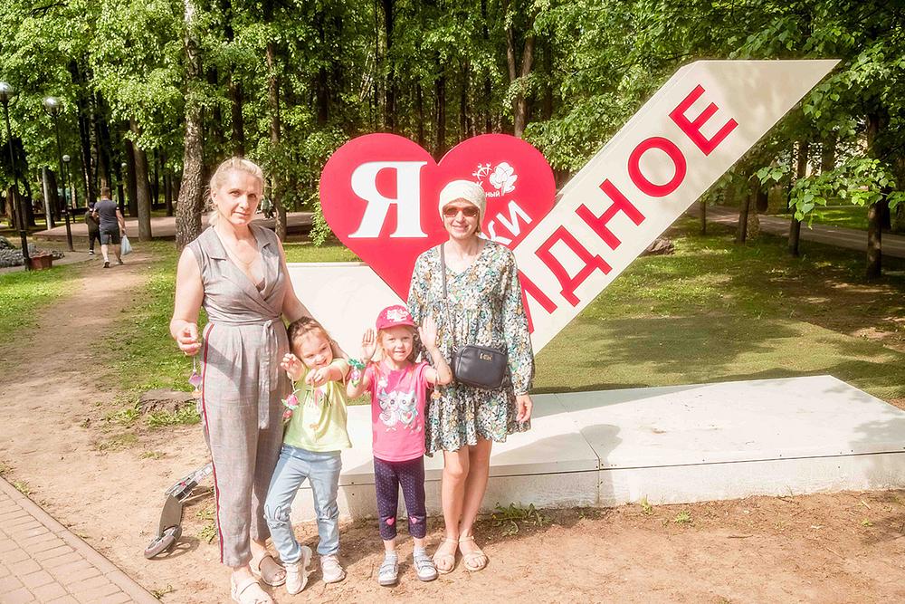 Irina (lijevo) i njena prijateljica Elena (desno) su došle sa svojim kćerkama.