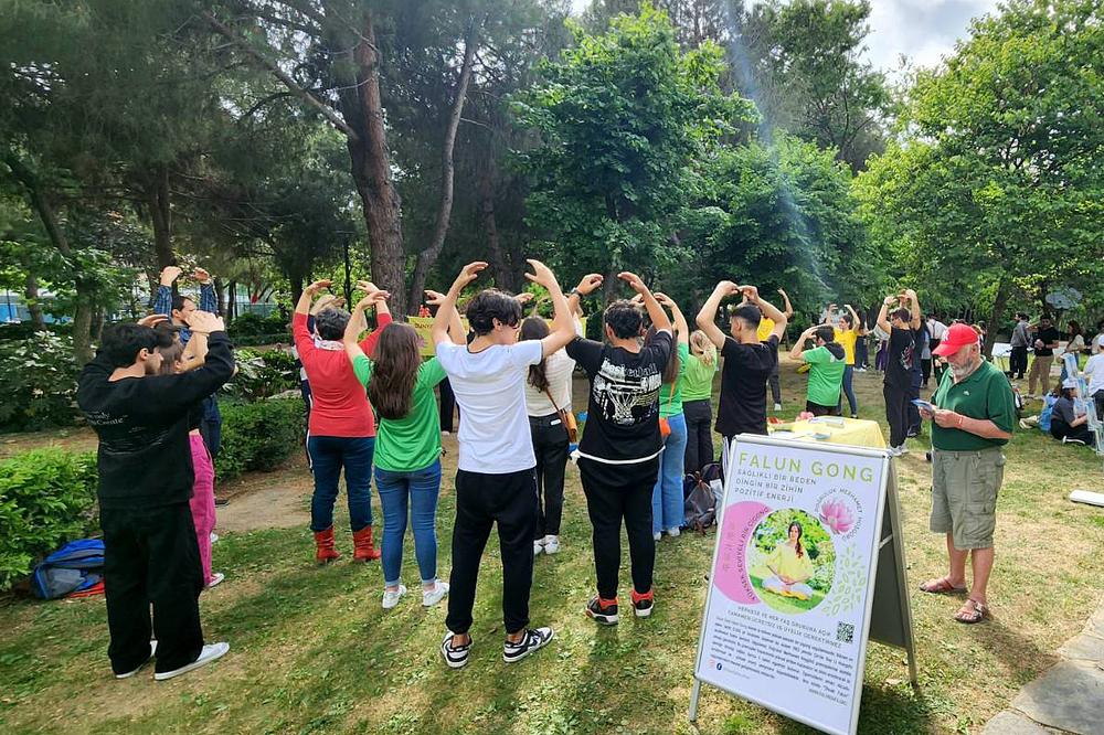  Mještani uče Falun Dafa vježbe tijekom Kadıköy Festivala okoliša 3. lipnja u Istanbulu, Turska.