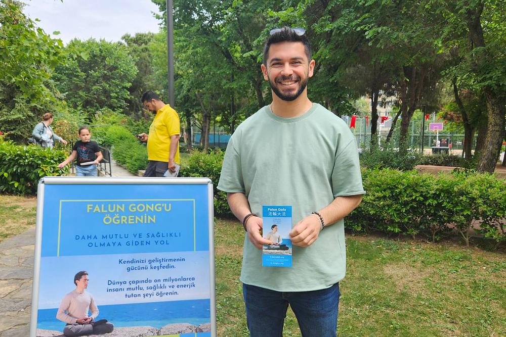  Programer Yasin Baran rekao je da su mu Falun Dafa vježbe dale energiju.