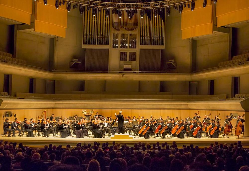 Simfonijski orkestar Shen Yun muzicira u dvorani Roy Thomson Hall u Torontu