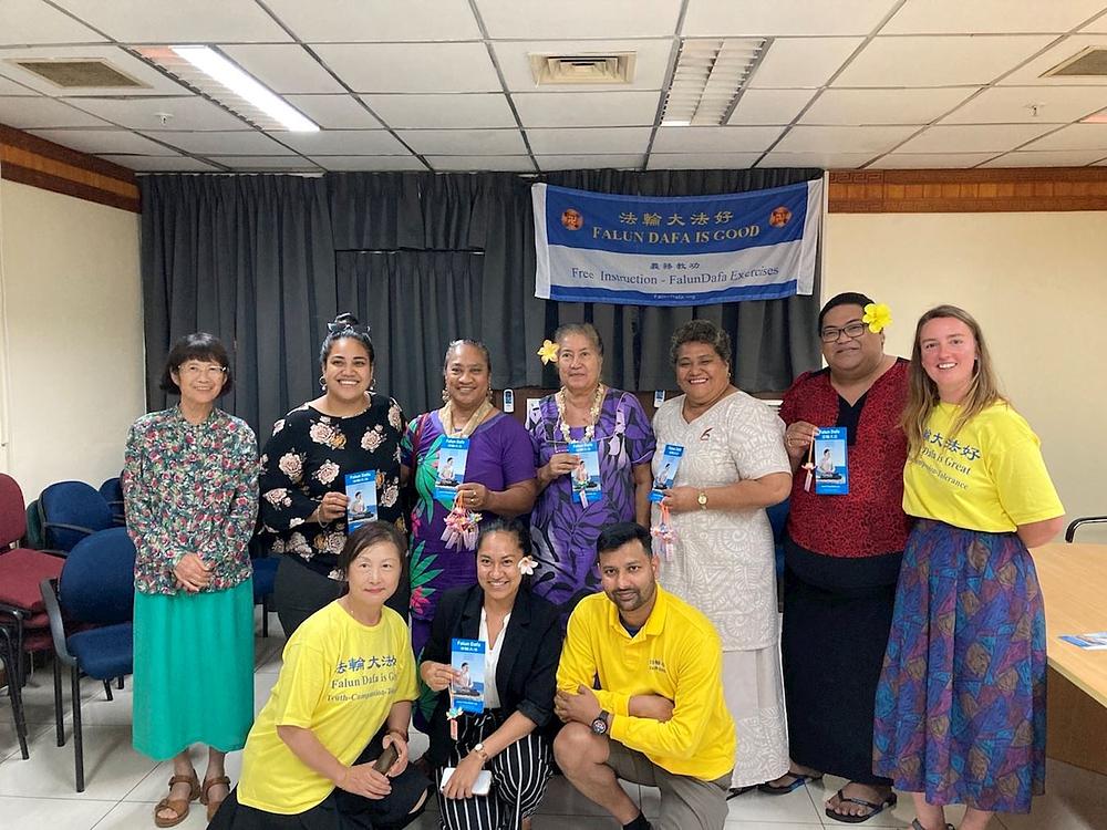 Osoblje vladinog odjela u Samoa snimilo je grupnu fotografiju s praktikantima.