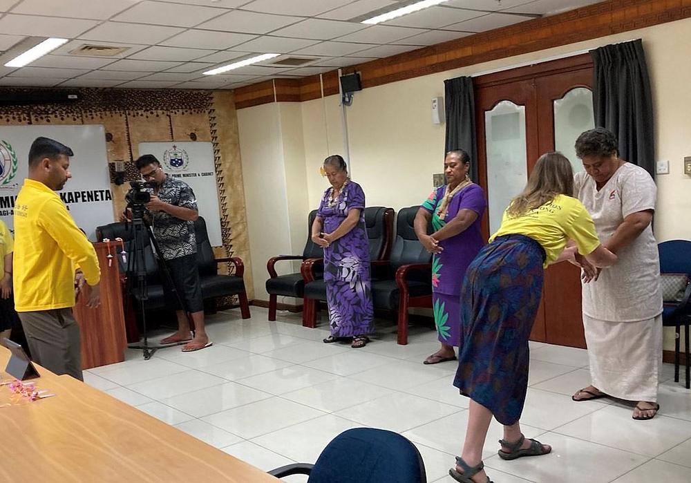 TV postaja TV3 u Samoa snimila je fotografije, intervjuirala praktikante i proizvela program o uvodnom predstavljanju Falun Dafa.
