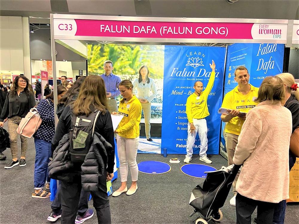 Posjetioci su bili privučeni Falun Dafa štandom na sajmu EveryWoman Expo u Perthu od 16. do 18. juna 2023.