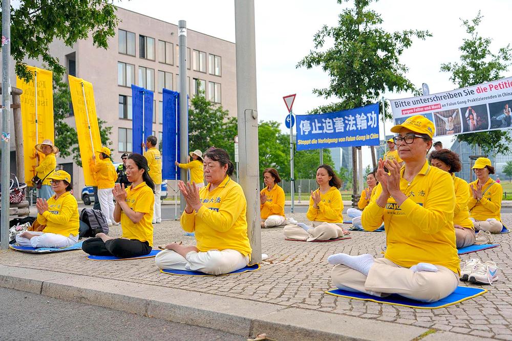 Falun Dafa praktikanti mirno protestuju ispred ureda njemačkog kancelara tokom posjete Li Qianga ujutro 20. juna 2023.