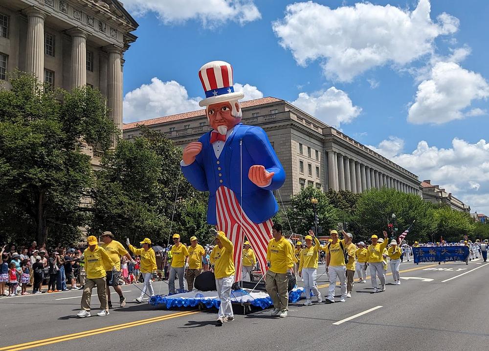  Praktikanti su učestvovali u paradi povodom Dana nezavisnosti održanoj u Vašingtonu 4. jula 2023. Na poziv organizatora, praktikanti su nosili balon Ujka Sema, koji je poznati simbol SAD.
