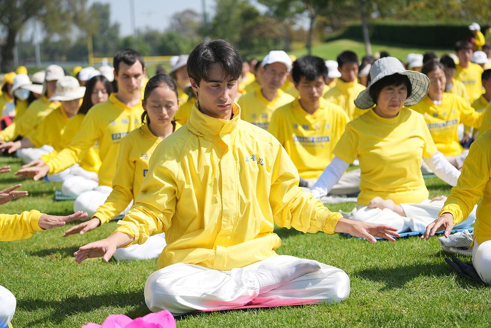 Stotine Falun Dafa praktikanata okupilo se u regionalnom parku Mile Square u Fountain Valley, u Los Angelesu 24. rujna 2023. Radili su vježbe i snimili grupnu fotografiju kako bi Učitelju Li-u poželjeli sretan Praznik sredine jeseni. 