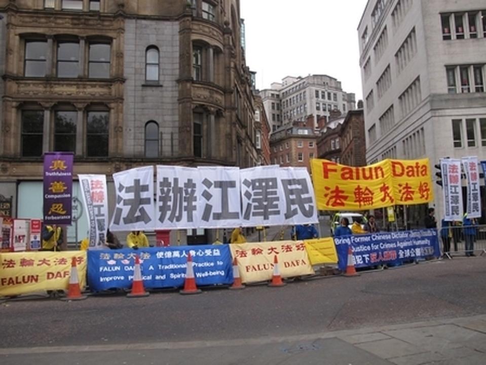 Praktikanti Falun Gonga ispred gradske vijećnice u Manchesteru
