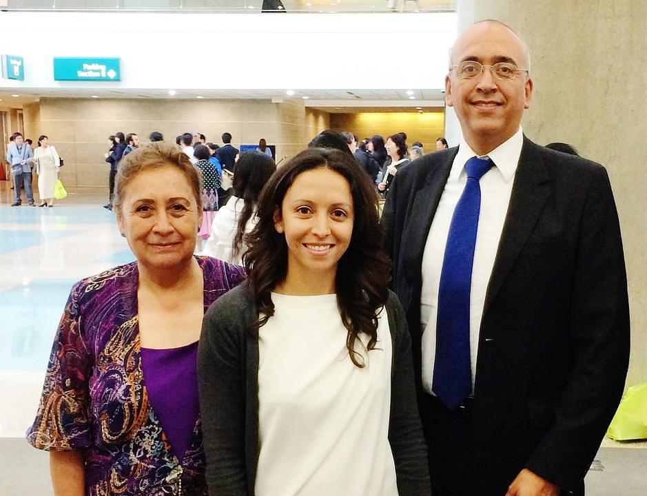 Jose Luis Sanchez Alvarez (desno) je došao na konferenciju sa svojom majkom i sestrom (u sredini).