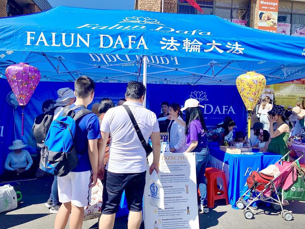  Posjetitelji uče o Falun Gongu tijekom proslave 17. rujna 2023.