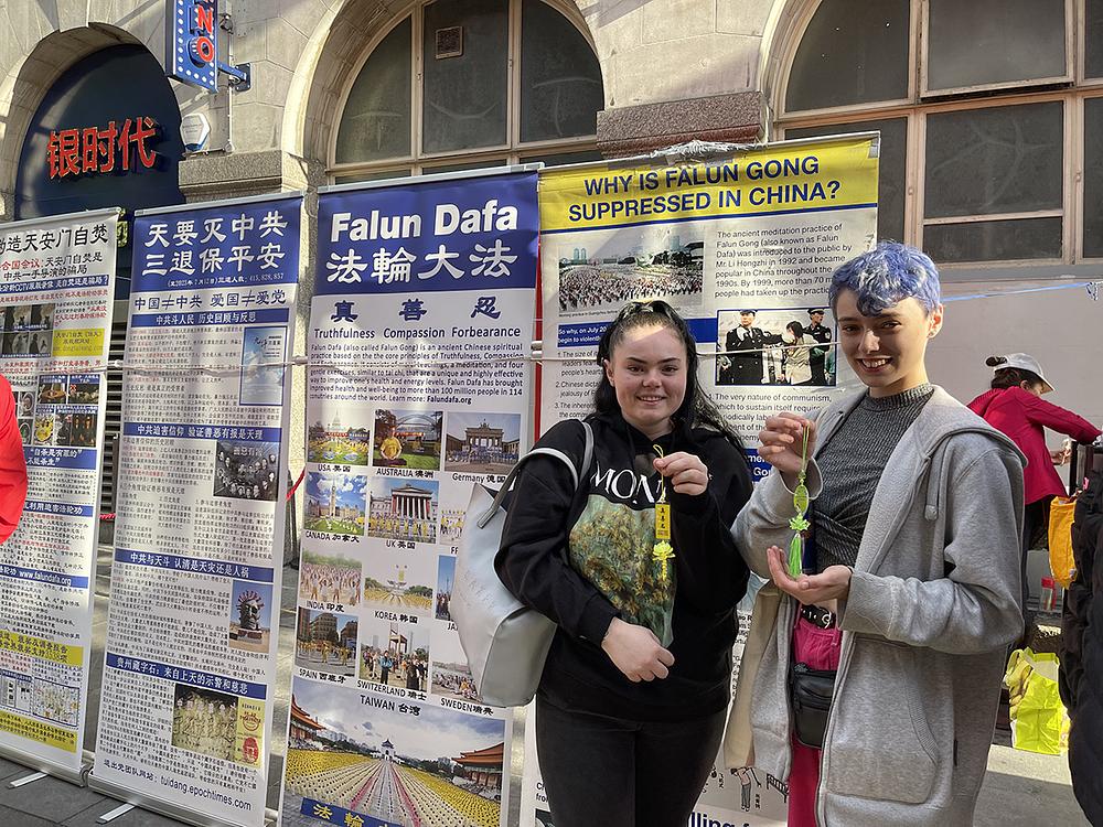  Studentice Amy i njena prijateljica su zainteresovane za učenje Falun Dafa.
