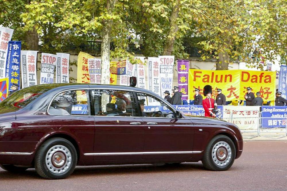 Kraljica u pratnji princa Philipa se u podne autom provezla pored transparenata 