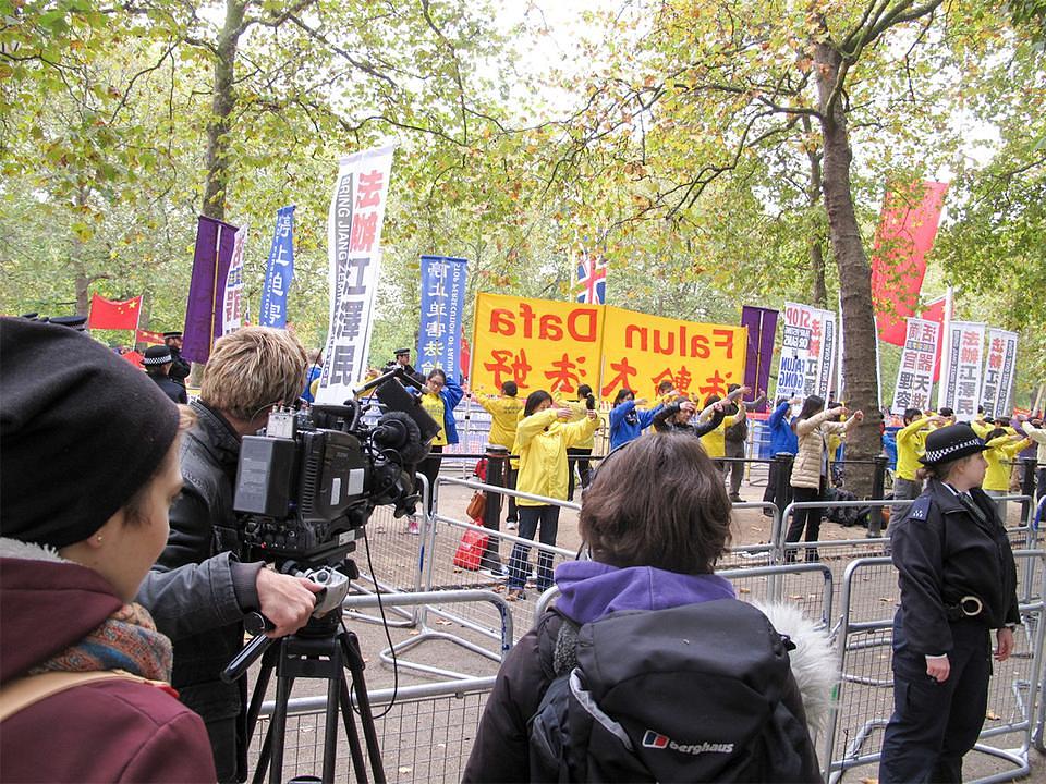 Fotoreporteri slikaju protest Falun Gong praktikanata. 