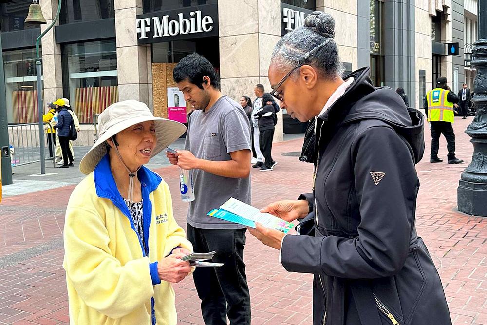 Falun Dafa praktikanti protestuju ispred Moscone centra gdje je održan APEC samit od 11. do 17. novembra. 