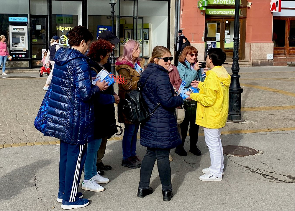  Ljudi su zastali da saznaju o Falun Dafi i progonu KPK u Kini.