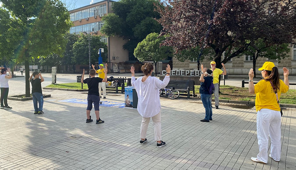  Smederevci uče drugu vežbu Falun Dafe.