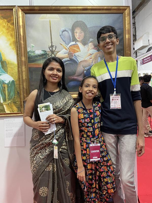 Rudraa (u sredini) na mjestu izložbe slika. 