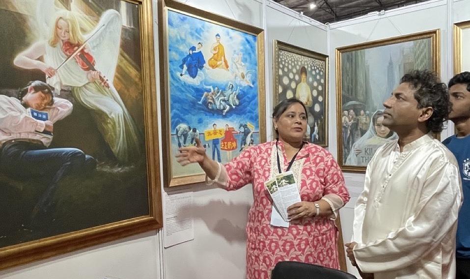 Rajkumar Kanojia (desno) gleda galeriju slika.