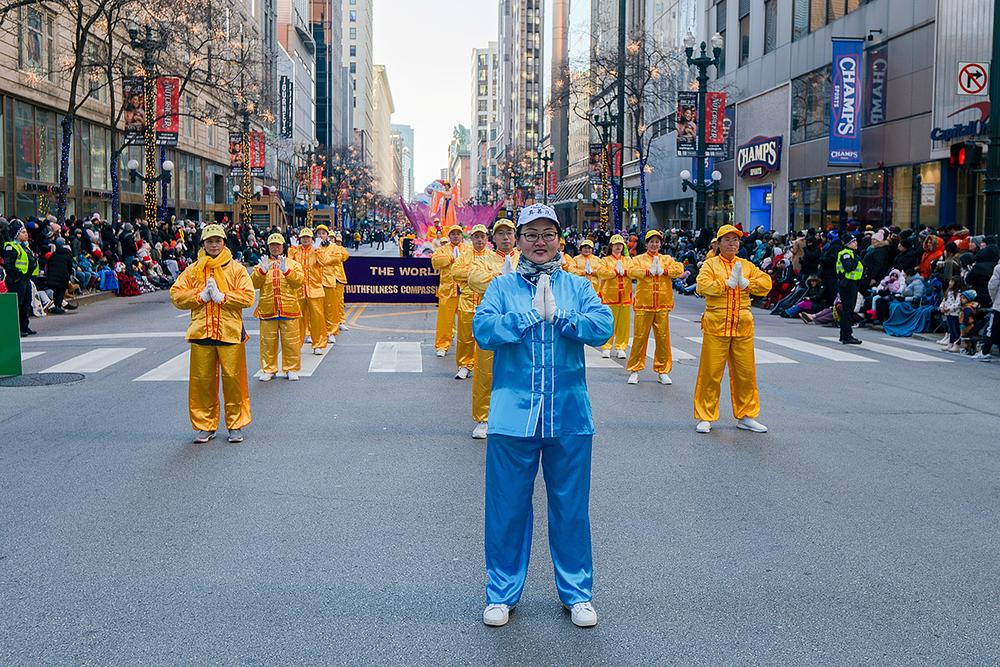 Falun Dafa praktikanti su, 23. novembra, naišli na entuzijastičan prijem gledaoca tokom 89. Parade u povodu Dana zahvalnosti u Čikagu.